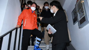 발 깁스하고 해단식 참석한 안철수 대표