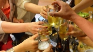 성수기 코앞인데… 애닳는 외식·주류업계