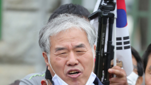 취재진에게 목 엑스레이 사진 보여주는 전광훈