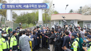 취재진에게 둘러싸인 전광훈