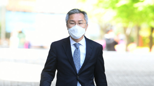 밝은 표정으로 출석하는 최강욱 전 공직기강비서관