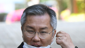 취재진 질의에 마스크 벗는 최강욱 전 청와대 공직기강비서관