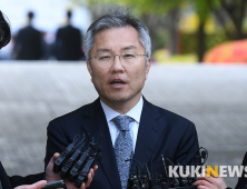 '조국 아들 허위 증명서 혐의' 최강욱 당선인, 서울중앙지법 출석