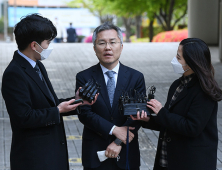 취재진 질의에 답하는 최강욱 당선인