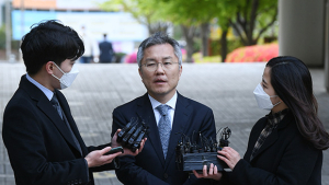 취재진 질의에 답하는 최강욱 당선인