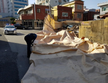 강풍에 넘어진 가림막