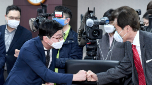 주먹 인사하는 허세홍 대표-김효석 회장