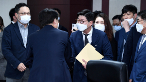 인사하는 허세홍 대표-류열 사장