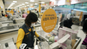 마트 계산대에 투명 가림막 설치