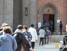 성당 입장하는 천주교 신자들