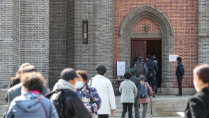 성당 입장하는 천주교 신자들