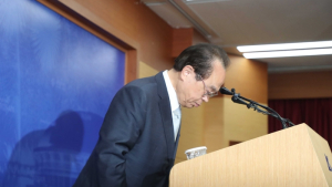 고개 숙여 인사하는 오거돈 부산시장
