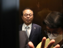 '눈 감은 오거돈 부산시장'