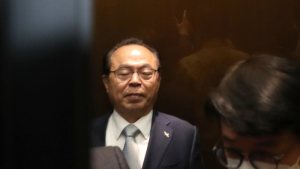 '눈 감은 오거돈 부산시장'