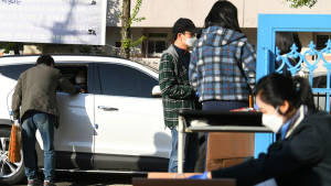 전국연합학력평가 시험지 '드라이브 스루·워킹 스루' 배부