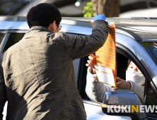 '차에서 시험지 받는 학생'