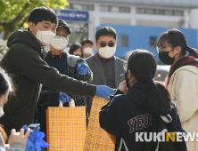 '워킹 스루 방식으로 시험지 수령'