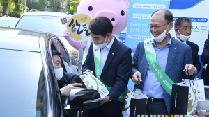 '드라이브 스루로 진행된 한돈 할인행사'