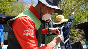 북한산 '안전한 탐방거리 2m 유지'