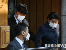 자택 나서는 전두환