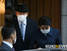 마스크 끼고 연희동 자택 나서는 전두환