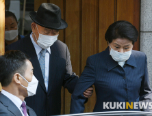 광주지법 향하는 전두환, 이순자 여사 '팔 꼭 붙잡고'