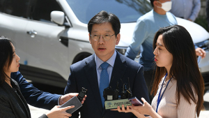 취재진 질문에 답하는 김경수