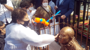 전두환 동상 때리는 5·18 유족