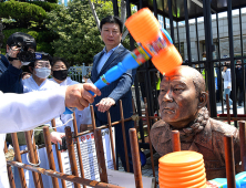 전두환 동상 때리는 광주 시민들
