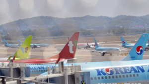 탑승 기다리는 항공기들
