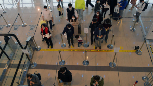 '붐비는 김포공항' 실종된 거리두기
