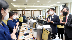 김강립 보건복지부 차관 경기국제2 생활치료센터 방문···'원격환자 모니터링'