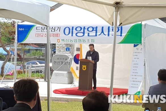 6일 농협과 농진청이 농업생산비용 절감과 농가소득 증대를 위한 '밀묘 소식재배 이앙 시연'을 했다.