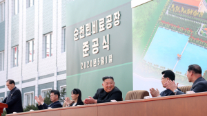 김정은, 비료공장 준공식 참석... 김여정 동행