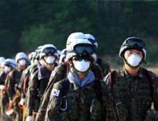 산불 진화에 투입되는 장병들
