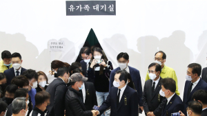 유가족 위로하고 나오는 정세균 총리