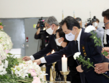 헌화하는 정세균 총리 '삼가 고인의 명복을 빕니다'