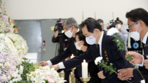 헌화하는 정세균 총리 '삼가 고인의 명복을 빕니다'