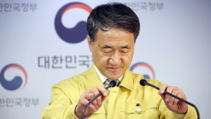 마이크 조정하는 박능후 장관