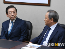 문수석 회장과 이야기 나누는 박원순 시장