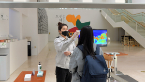 '생활 속 거리 두기' 그래도 체온 체크는 철저하게