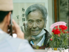 코로나19가 빚은 어버이날 풍경 “우리 아들 손 한번 잡아보고 싶구나”