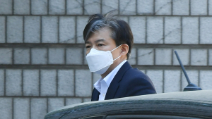 '자녀 입시비리·감찰무마 의혹' 조국, 첫 정식재판 출석