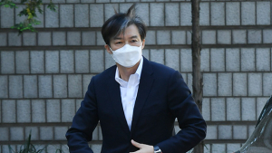 첫 공판 출석하는 조국