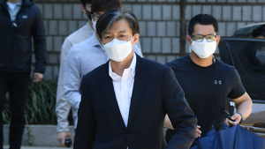 '가족비리·감찰무마 의혹' 조국, 무거운 걸음걸이