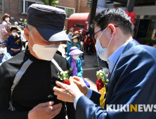 카네이션 달아주는 이정훈 구청장