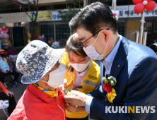어버이날, 강동구립 해공노인복지관 '카네이션 전달식'