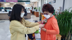 “어버이 은혜 감사합니다”…무주읍 행복센터 방문객에게 카네이션