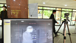 등교 앞둔 학교 출입구에 설치된 열화상 카메라