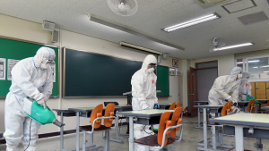 개학을 앞둔 고3 교실 '방역 철저'